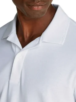 Polo blanc uni en maille piquée fermé par deux boutons avec une coupe droite