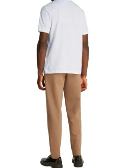 Polo blanc uni en maille piquée fermé par deux boutons avec une coupe droite