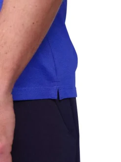 Polo bleu à coupe droite pourvu d'un col à revers et de manches courtes