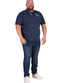 Polo bleu en maille piquée avec une coupe droite et un col à revers