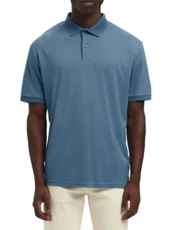Polo bleu uni avec une coupe droite et un col à revers boutonné