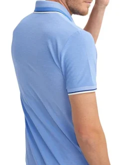 Polo bleu uni pourvu de manches courtes et d'un col boutonné