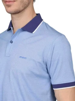 Polo ciel uni avec une coupe droite et un col à revers à manches courtes