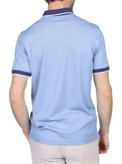 Polo ciel uni avec une coupe droite et un col à revers à manches courtes