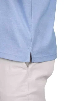 Polo ciel uni avec une coupe droite et un col à revers à manches courtes