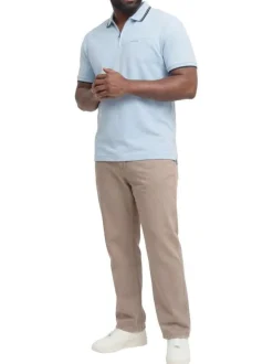 Polo ciel uni avec une coupe droite, un col zippé et des manches courtes