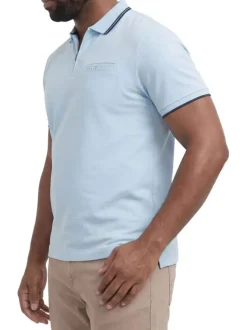 Polo ciel uni avec une coupe droite, un col zippé et des manches courtes