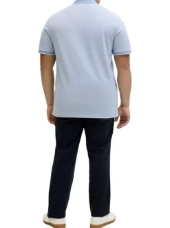 Polo en bleu ciel uni avec une coupe droite et un col boutonné