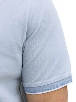 Polo en bleu ciel uni avec une coupe droite et un col boutonné