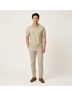 Polo en coton beige à rayures avec une coupe droite et un col à revers