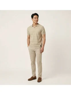 Polo en coton beige à rayures avec une coupe droite et un col à revers