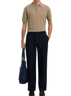 Polo en coton beige uni avec une coupe droite et un col boutonné