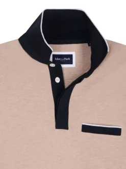 Polo en coton beige uni avec une coupe droite et un col à revers boutonné