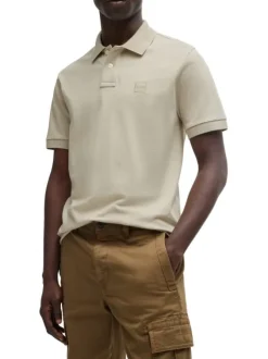 Polo en coton beige uni avec une coupe slim fit et un patch à la poitrine