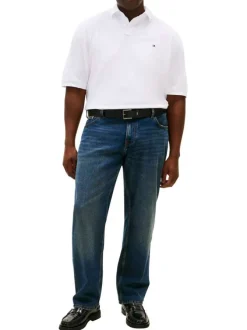 Polo en coton biologique blanc uni avec une coupe droite et un col boutonné
