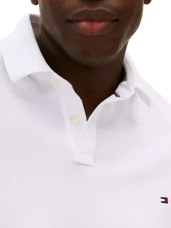 Polo en coton biologique blanc uni avec une coupe droite et un col boutonné