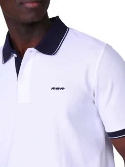 Polo en coton biologique blanc uni avec une coupe droite et un col boutonné