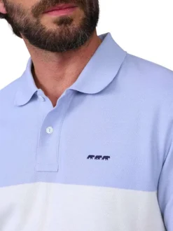 Polo en coton biologique bleu ciel à rayures avec une coupe droite