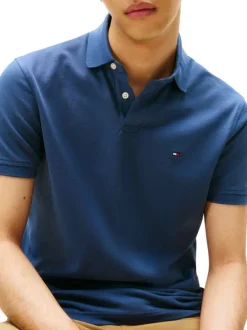 Polo en coton biologique bleu à coupe ajustée pourvu d'un col boutonné