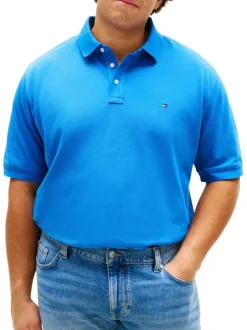 Polo en coton biologique bleu uni avec une coupe droite et un col boutonné