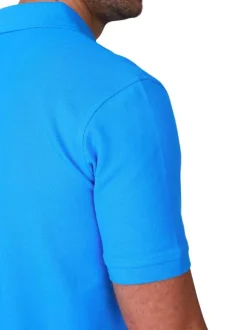 Polo en coton biologique bleu uni avec une coupe droite et un col à revers