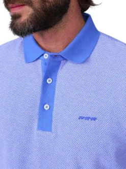 Polo en coton biologique bleu uni avec une coupe droite et un col à revers