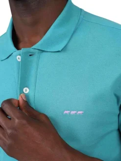Polo en coton biologique bleu uni avec une coupe droite et un col à revers