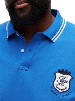 Polo en coton biologique bleu uni pourvu d'un col boutonné et de manches courtes