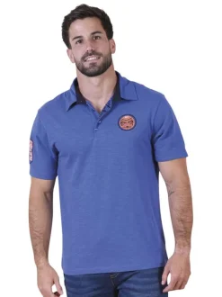 Polo en coton biologique bleu uni pourvu d'une coupe droite et d'un col boutonné