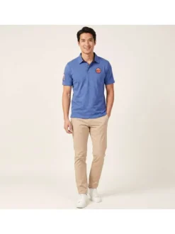Polo en coton biologique bleu uni pourvu d'une coupe droite et d'un col boutonné
