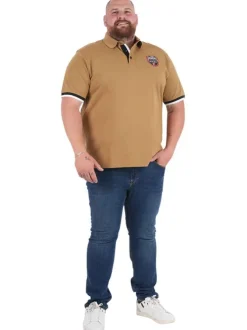 Polo en coton biologique camel imprimé avec un col à revers et une coupe droite