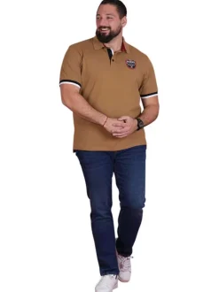 Polo en coton biologique camel imprimé avec un col à revers et une coupe droite