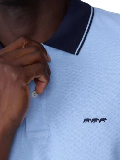 Polo en coton biologique ciel uni avec un col boutonné et une coupe droite