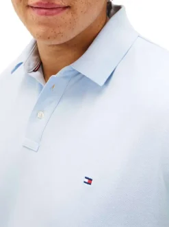 Polo en coton biologique ciel uni avec une coupe droite et un col boutonné