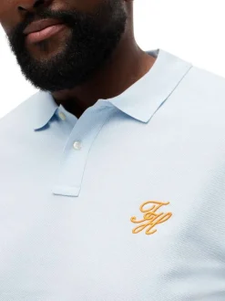 Polo en coton biologique ciel uni pourvu d'une coupe droite et d'un col boutonné
