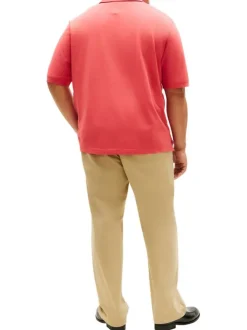 Polo en coton biologique corail uni avec une coupe droite et un col boutonné