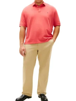 Polo en coton biologique corail uni avec une coupe droite et un col boutonné