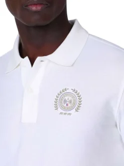 Polo en coton biologique écru uni avec une coupe droite et un col boutonné