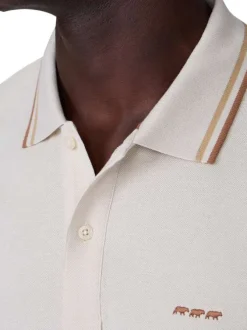 Polo en coton biologique écru uni avec une coupe droite et un col boutonné