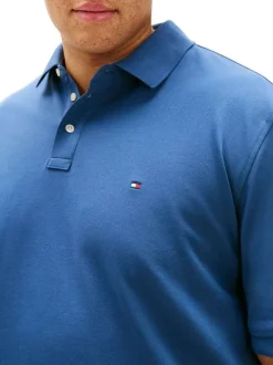 Polo en coton biologique indigo uni avec une coupe droite et un col boutonné