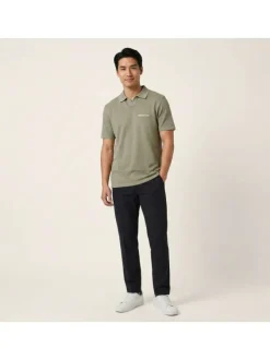 Polo en coton biologique kaki uni avec une coupe droite et un col boutonné