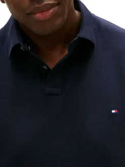 Polo en coton biologique marine uni avec une coupe droite et un col boutonné