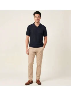 Polo en coton biologique marine uni avec une coupe droite et un col revers