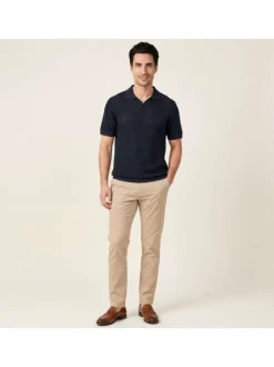 Polo en coton biologique marine uni avec une coupe droite et un col revers