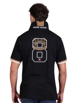 Polo en coton biologique noir imprimé avec une coupe droite et un col à revers