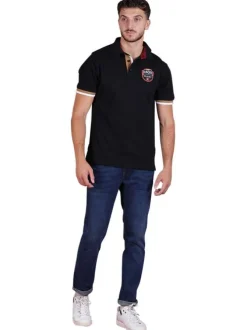 Polo en coton biologique noir imprimé avec une coupe droite et un col à revers