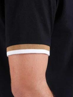Polo en coton biologique noir imprimé avec une coupe droite et un col à revers
