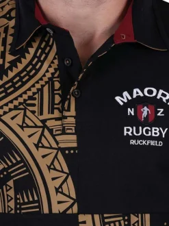 Polo en coton biologique noir imprimé avec une coupe droite et un col à revers