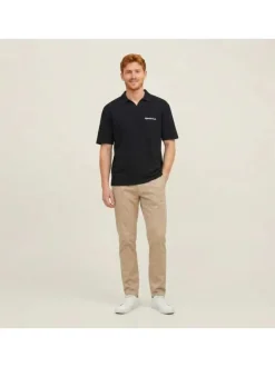 Polo en coton biologique noir uni avec une coupe droite et un col à revers