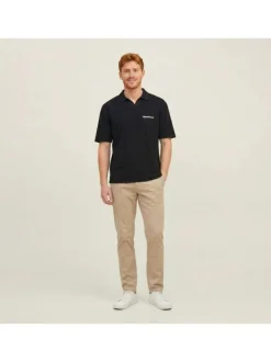 Polo en coton biologique noir uni avec une coupe droite et un col à revers